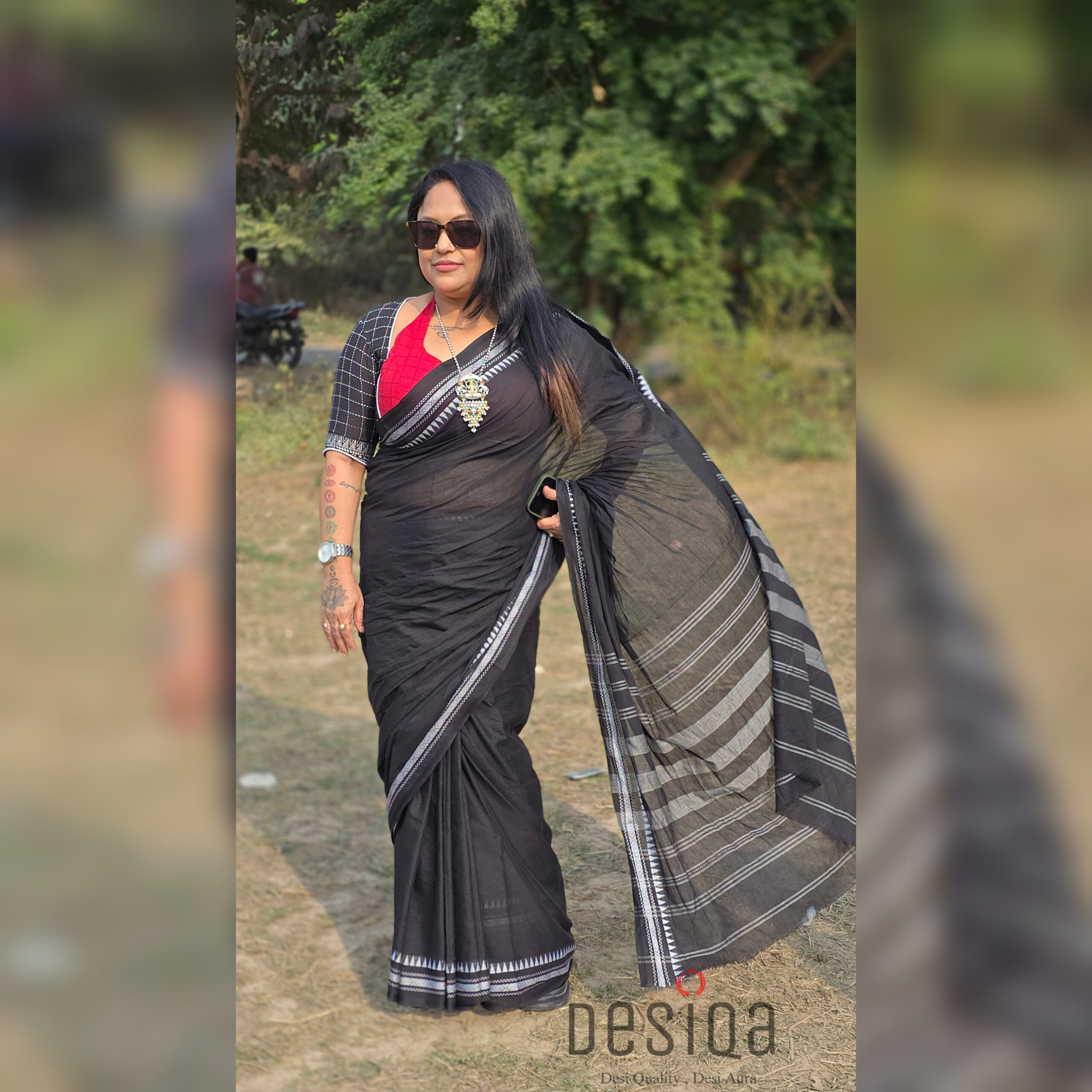 Solid Black White Par Dhonekhali Saree - Image 3